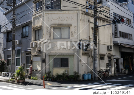 大正時代に作られた看板建築の美容室、 大正時代に作られた看板建築の美容室、 135249144