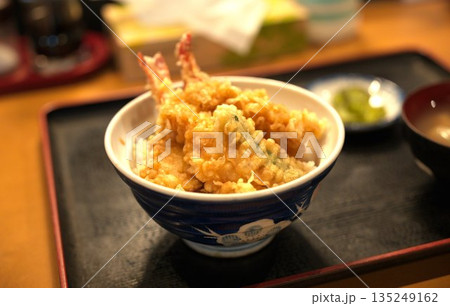 海老天がのった天丼 日本の伝統的な和食 海老天がのった天丼 日本の伝統的な和食 135249162