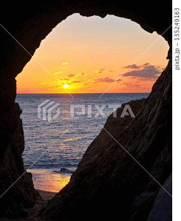 伊良湖岬・日出の石門から望む海の朝日 135249163
