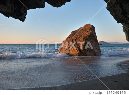 伊良湖岬の断崖に囲まれた海と朝日に染まる岩礁 伊良湖岬の断崖に囲まれた海と朝日に染まる岩礁 135249166