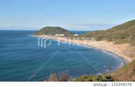 渥美半島・恋路ヶ浜の美しい海岸線と青い海 渥美半島・恋路ヶ浜の美しい海岸線と青い海 135249174