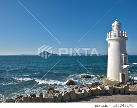 伊良湖岬灯台と三河湾の青い海 快晴の太平洋に立つ白い灯台 伊良湖岬灯台と三河湾の青い海 快晴の太平洋に立つ白い灯台 135249176