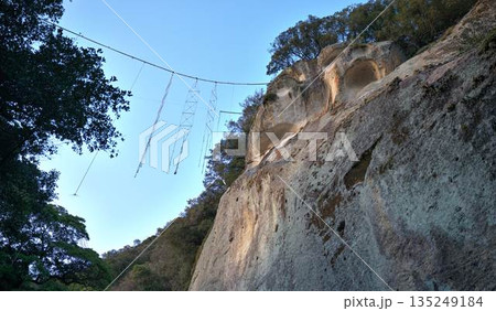 世界遺産・熊野 花の窟神社の御神体岩壁 世界遺産・熊野 花の窟神社の御神体岩壁 135249184