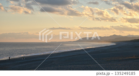黄昏に染まる熊野・七里御浜の海岸線 黄昏に染まる熊野・七里御浜の海岸線 135249185