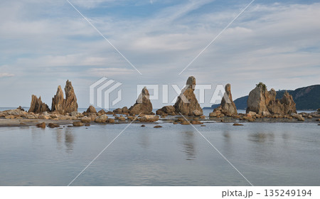和歌山・橋杭岩の奇岩群と広がる干潮の海 和歌山・橋杭岩の奇岩群と広がる干潮の海 135249194