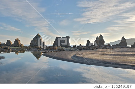 和歌山・橋杭岩の奇岩群と干潮の水鏡 135249197