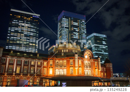 ライトアップされた東京駅 ライトアップされた東京駅 135249228