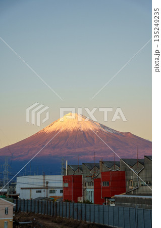 夕焼けの富士山と工場 135249235