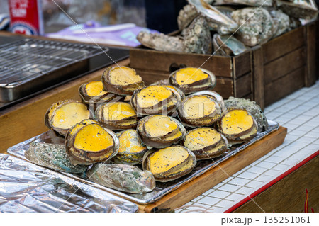 明洞の屋台街で人気の魚介料理、アワビのバターソテー 明洞の屋台街で人気の魚介料理、アワビのバターソテー 135251061