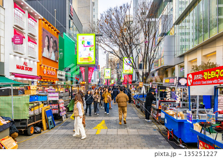 活気あふれる韓国・ソウルの繁華街、明洞（ミョンドン）の屋台街 135251227