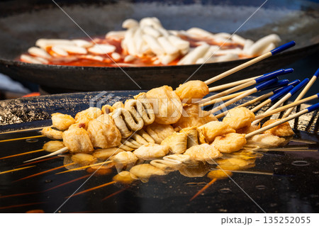 韓国・明洞の屋台で人気の韓国おでん（オムク） 135252055