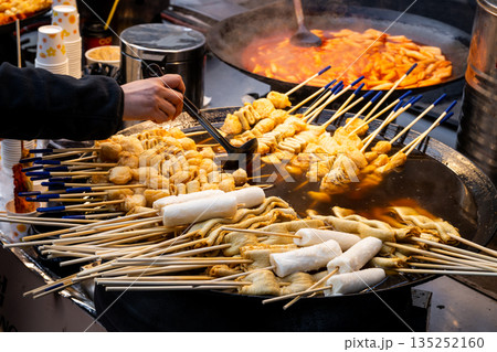 韓国・明洞の屋台で人気の韓国おでん(オムク) 韓国・明洞の屋台で人気の韓国おでん(オムク) 135252160