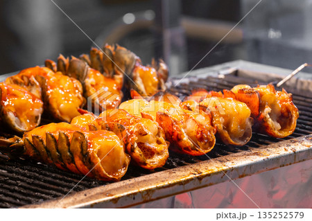 ソウルの繁華街・明洞で人気の食べ歩きメニュー ロブスターの網焼き ソウルの繁華街・明洞で人気の食べ歩きメニュー ロブスターの網焼き 135252579