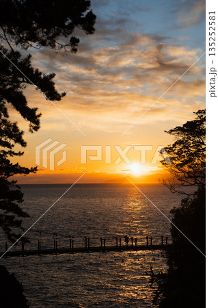 城ヶ崎海岸・門脇吊橋から望む日の出と海面に映る朝日の光(伊豆) 城ヶ崎海岸・門脇吊橋から望む日の出と海面に映る朝日の光(伊豆) 135252581