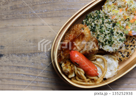 曲げわっぱの弁当箱につめたおにぎり弁当　 135252938