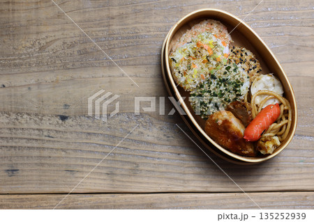曲げわっぱの弁当箱につめたおにぎり弁当 曲げわっぱの弁当箱につめたおにぎり弁当 135252939