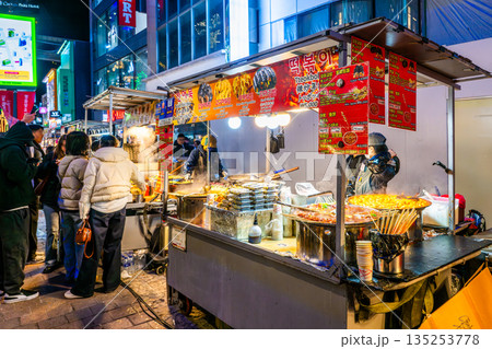 韓国・ソウルの繁華街 明洞（ミョンドン）の賑やかな夜の屋台街 135253778