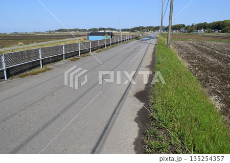 舗装された農道と田園風景 135254357
