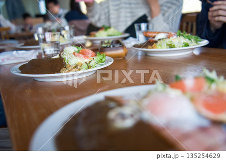 洋食ランチを囲む食卓の風景 135254629