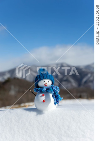 新雪と雪だるま 135255069