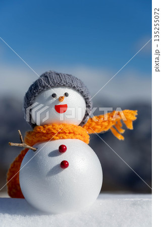 新雪と雪だるま 135255072