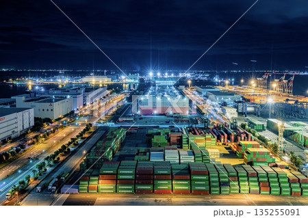 お台場、テレコムセンターから眺める青海コンテナ埠頭の夜景と羽田空港を離着陸する飛行機の光跡 135255091