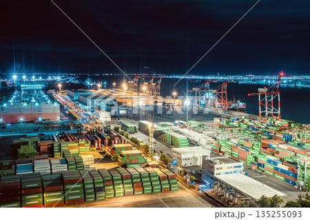 お台場、テレコムセンターから眺める青海コンテナ埠頭の夜景と羽田空港を離着陸する飛行機の光跡 135255093
