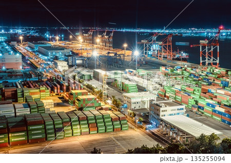 お台場、テレコムセンターから眺める青海コンテナ埠頭の夜景と羽田空港を離着陸する飛行機の光跡 135255094