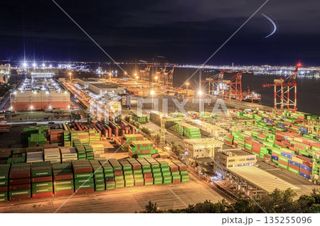 お台場、テレコムセンターから眺める青海コンテナ埠頭の夜景と羽田空港を離着陸する飛行機の光跡 135255096