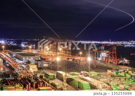 お台場、テレコムセンターから眺める青海コンテナ埠頭の夜景と羽田空港を離着陸する飛行機の光跡 135255099