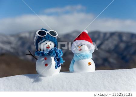 新雪とペアの雪だるま 新雪とペアの雪だるま 135255122