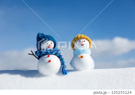 新雪とペアの雪だるま 新雪とペアの雪だるま 135255124