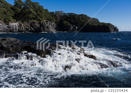 岩礁に砕ける荒波と白い波しぶきの海景色 岩礁に砕ける荒波と白い波しぶきの海景色 135255434