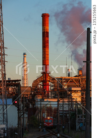 工場地帯を走る夕暮れのローカル線 工場地帯を走る夕暮れのローカル線 135255663