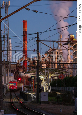 工場地帯を走る夕暮れのローカル線	 135255709