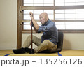 杖を使って室内でリハビリをする老人 135256126