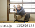 杖を使って室内でリハビリをする老人 135256128