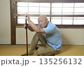 杖を使って室内でリハビリをする老人 135256132