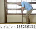 杖を使って室内でリハビリをする老人 135256134