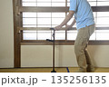 杖を使って室内でリハビリをする老人 135256135