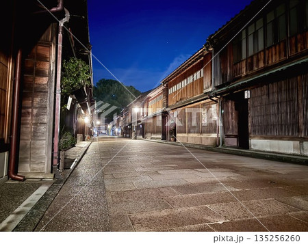 夜の東茶屋街 135256260