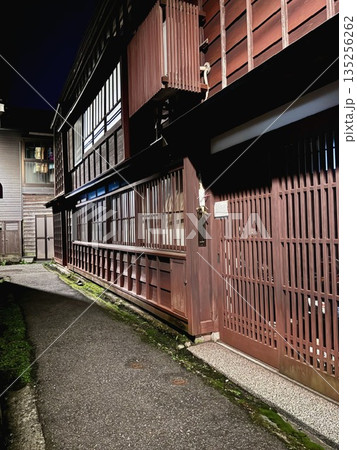 夜の東茶屋街 135256262