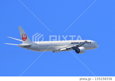 旋回上昇していく航空機 機体を傾け旋回するJAL機 旋回上昇していく航空機 機体を傾け旋回するJAL機 135256556