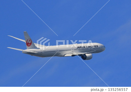 旋回上昇していく航空機 機体を傾け旋回するJAL機 旋回上昇していく航空機 機体を傾け旋回するJAL機 135256557