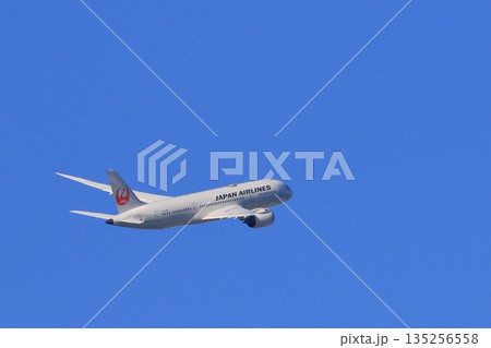 旋回上昇していく航空機 機体を傾け旋回するJAL機 旋回上昇していく航空機 機体を傾け旋回するJAL機 135256558