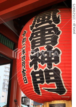 風雷神門の大提灯　浅草寺の大提灯　東京の観光地　浅草のシンボル 135256675