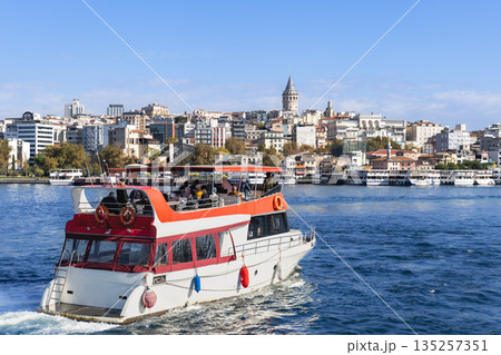 トルコイスタンブールのガラタ塔と観光船 135257351