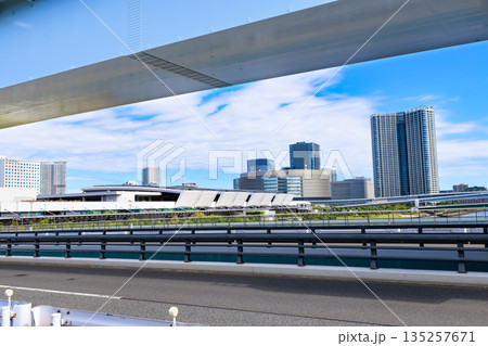 東京　江東区　環二通り沿いの都市風景（豊洲市場付近） 135257671