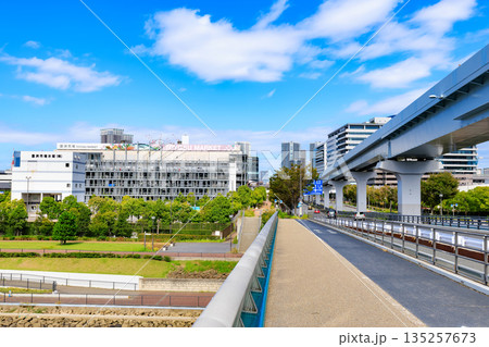 東京　江東区　環二通り沿いの都市風景（豊洲市場付近） 135257673
