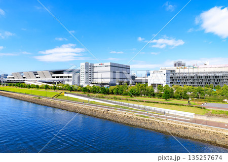 東京 江東区 環二通り沿いの都市風景(豊洲市場付近) 東京 江東区 環二通り沿いの都市風景(豊洲市場付近) 135257674